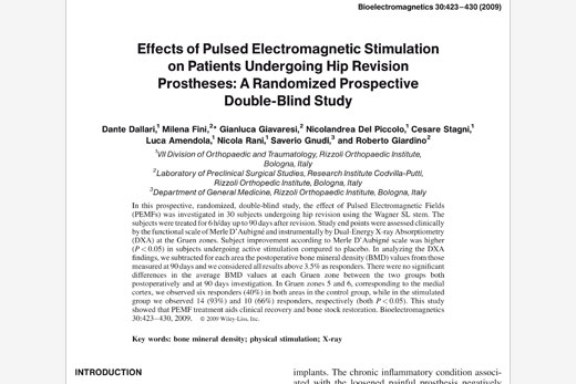 PEMF po revíznej totálnej endoprotéze bedra: zlepšenie funkcie a rýchlejšia obnova kostnej hmoty (randomizovaná dvojito zaslepená štúdia)
